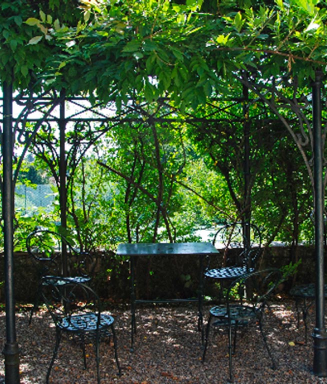 villa-bellingardi-eupilio-garden-wrought-iron-marquee