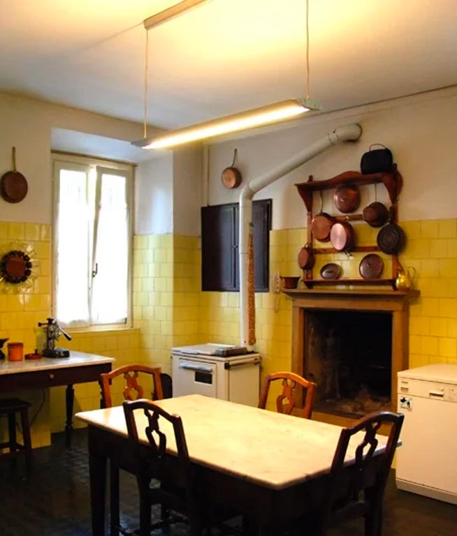 villa-bellingardi-eupilio-inside-kitchen-fireplace
